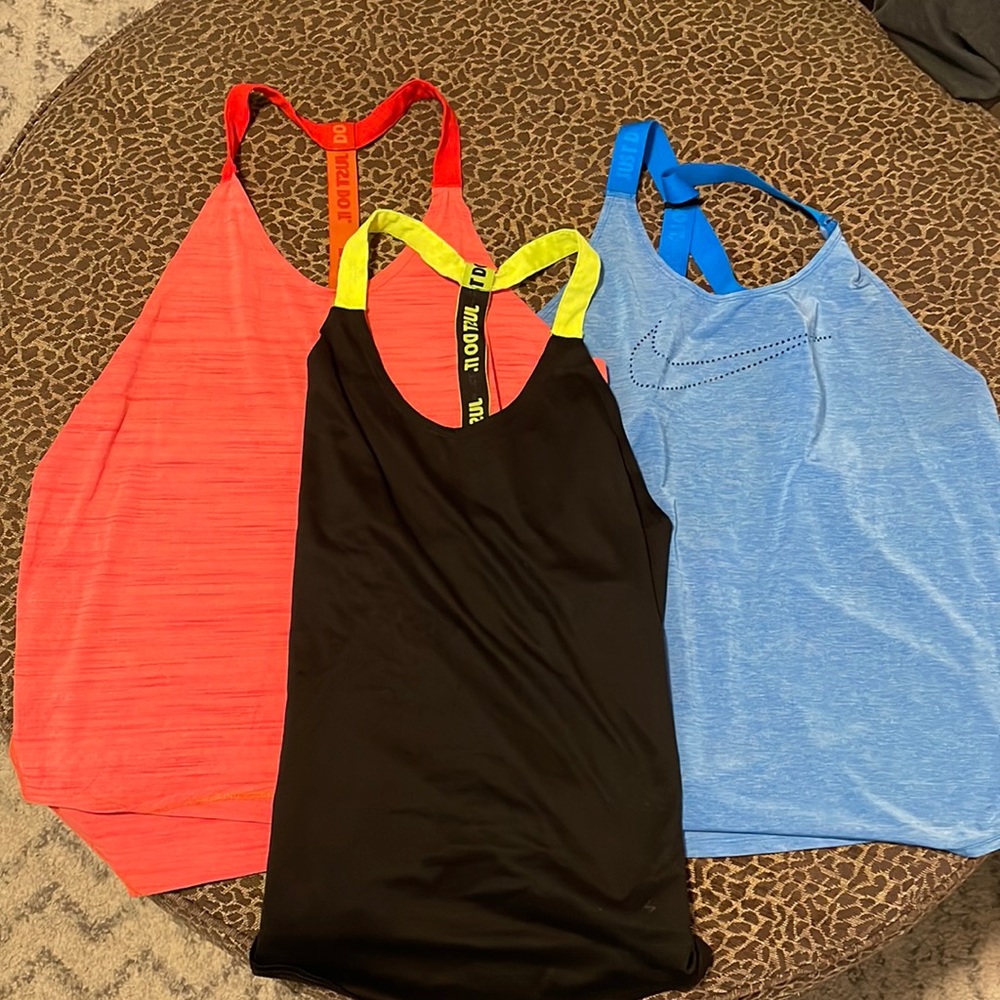 3 womens Nike tops. Size L. GUC